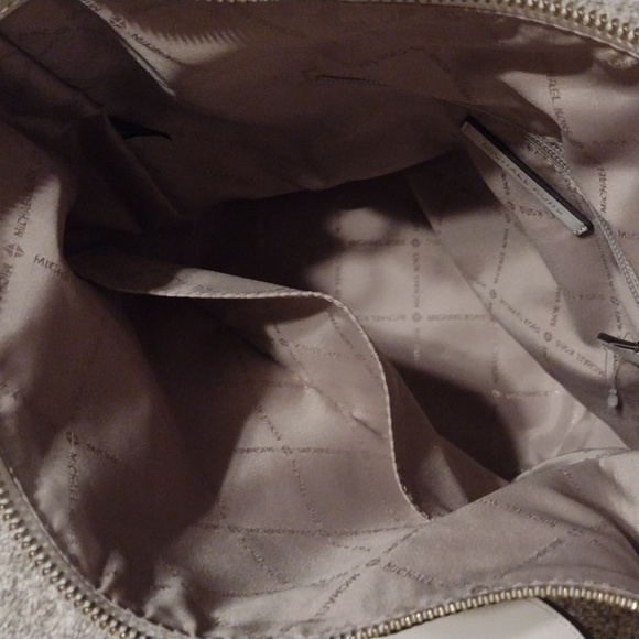 Michael kors purse - Picture 8 of 14